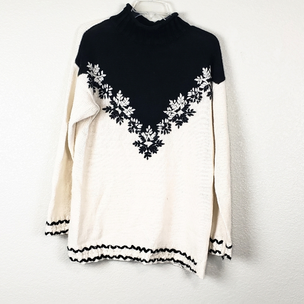 Newport News cream & black mock neck sweate